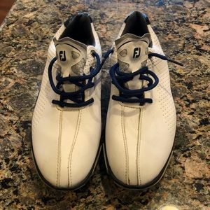 Youth golf shoes